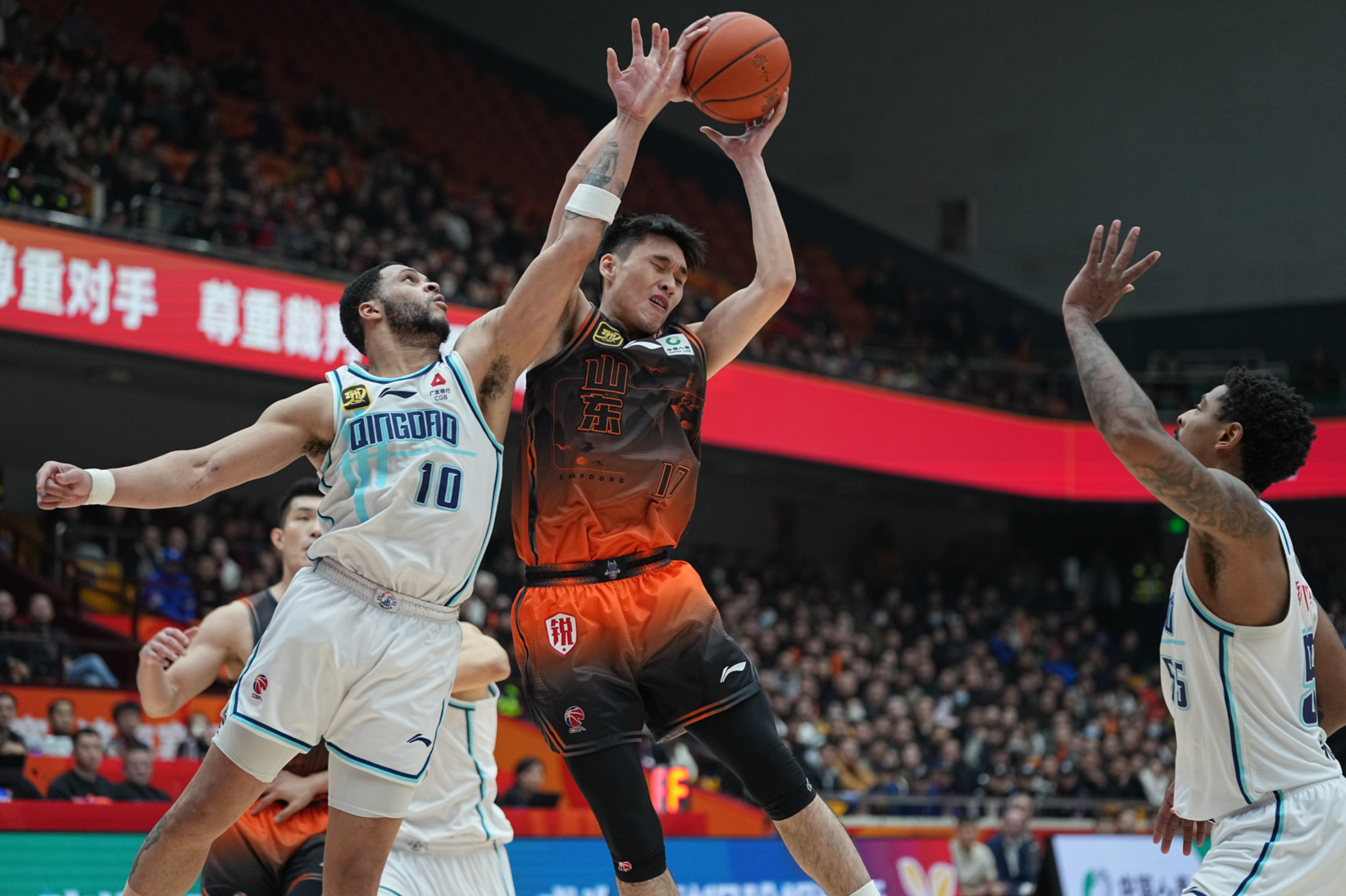 随机-包含今夜CBA常规赛传出新动向；勒沃库森篮板制胜；管理层表态：悬念犹存；控场能力受关注的词条