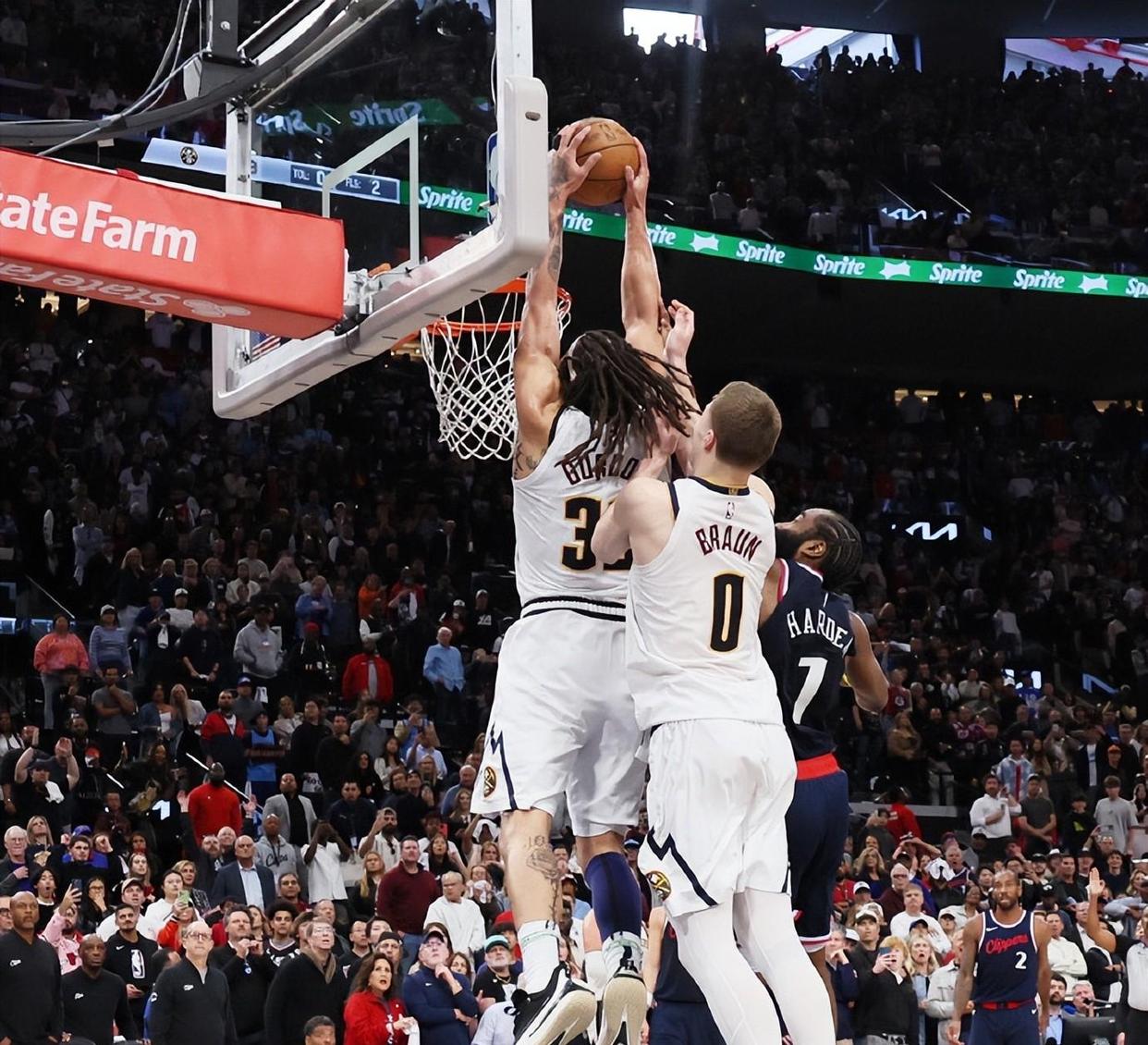 深圳男篮发布备战花絮，关键时刻绝杀压哨，NBA季后赛任务艰巨，身体对抗强度拉满的简单介绍