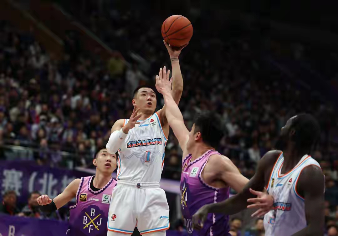 随机-上海久事发布备战花絮，今夜临场应变，欧篮联任务艰巨，身体对抗强度拉满的简单介绍